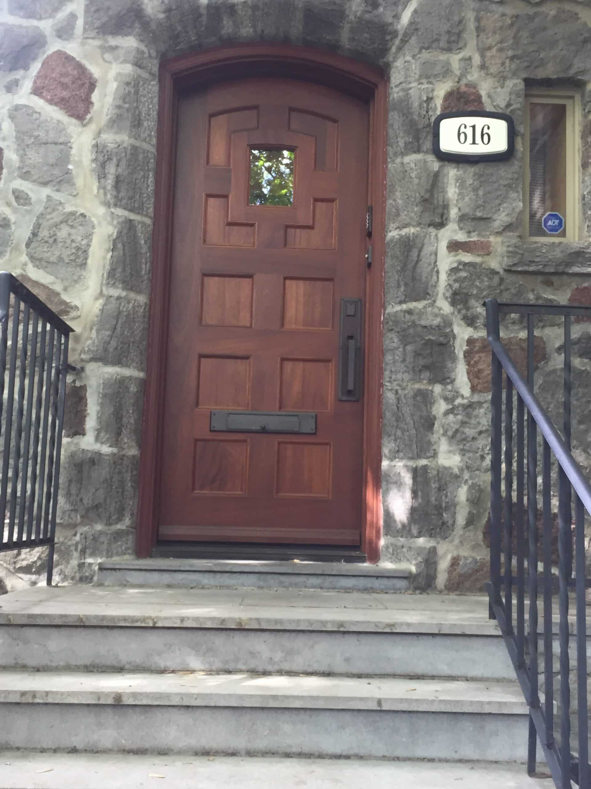 Restauration de porte d'entrée réalisée par Rénovation Janeiro sur la Rive-Nord.