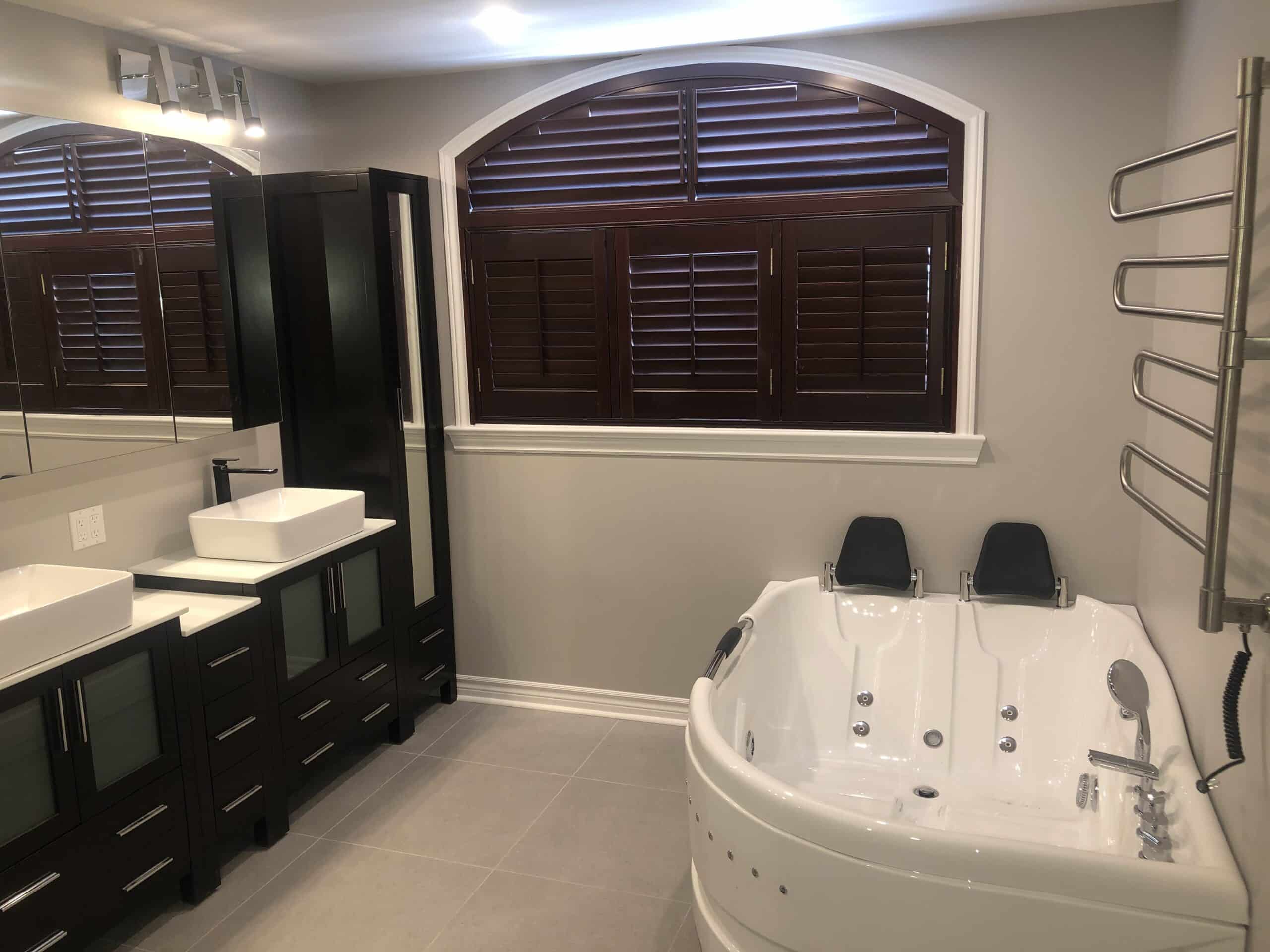 Salle de bain avec bain tourbillon réalisée par Rénovation Janeiro, rénovation résidentielle Ste-Thérèse.