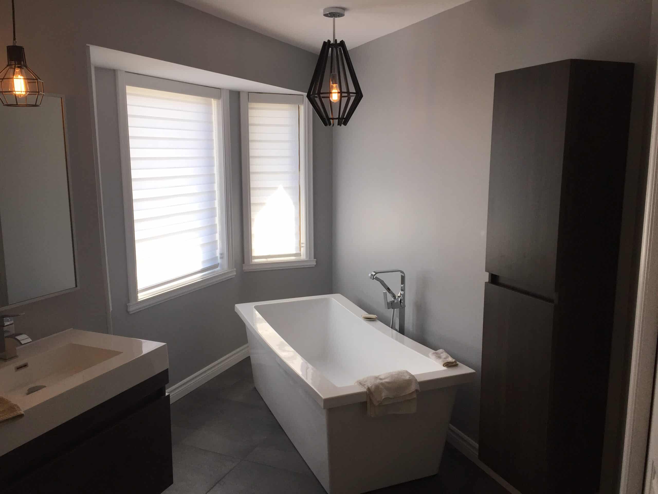 Salle de bain avec bain autoportant réalisée par Rénovation Janeiro sur la Rive-Nord.